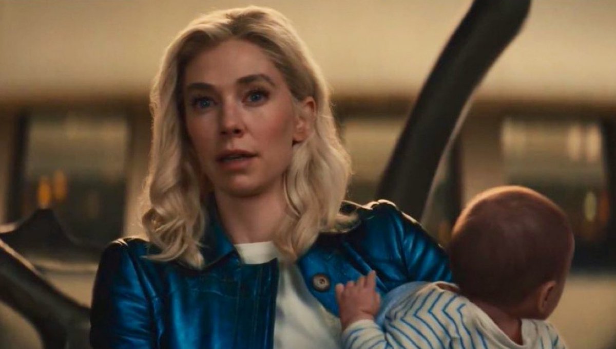 SiteJamesons's tweet photo. A cena do discurso da Mulher-Invisível é, sem dúvida, um dos pontos altos do Quarteto Fantástico pra mim.

Vanessa Kirby entrega uma performance de altíssimo nível, elevando um roteiro já afiado com cada nuance de expressão. A forma como ela fala sobre família, a dor de ter perdido a mãe, e a firmeza com que protege o filho... é a síntese da mensagem do filme.

Me arrepio só de lembrar. Sai da sala de cinema querendo dar um abraço na minha mãe e dizer: "obrigado".
