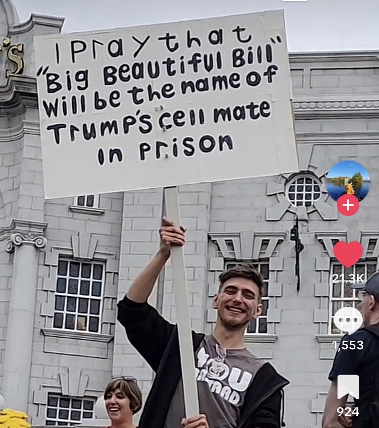 OMG Scotland isn’t playing! They’re coming for Trump this time.This is one of the most creative signs Ice seen anywhere so far and yes Scotland 🤞