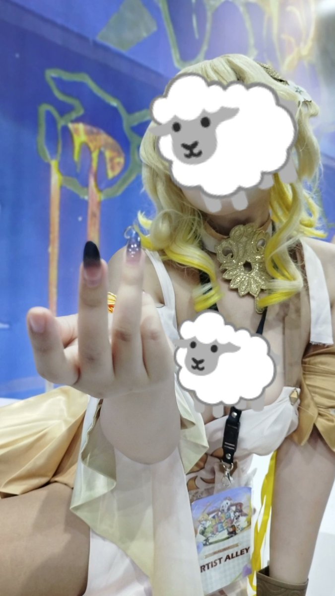 anggorabun's tweet image. I cosplayed as aglaea with my unpaid manager @catrocker15 in hoyofest ID day 4 ☺️☺️☺️☝️☝️ 

10/10 will hire again nanti aku bayar pake badan