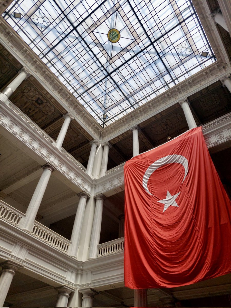Şehzade Mustafa idam edilmiş, Kanuni ağlamaktan perişan vaziyette.
Rüstem Paşa;
“Hünkarım bu kadar helak etmeyiniz kendinizi".
Kanuni Sultan Süleyman;
"Konuş Rüstem konuş, ne devlet senin, ne evlat senin" diye cevap verir..
#yangınvar