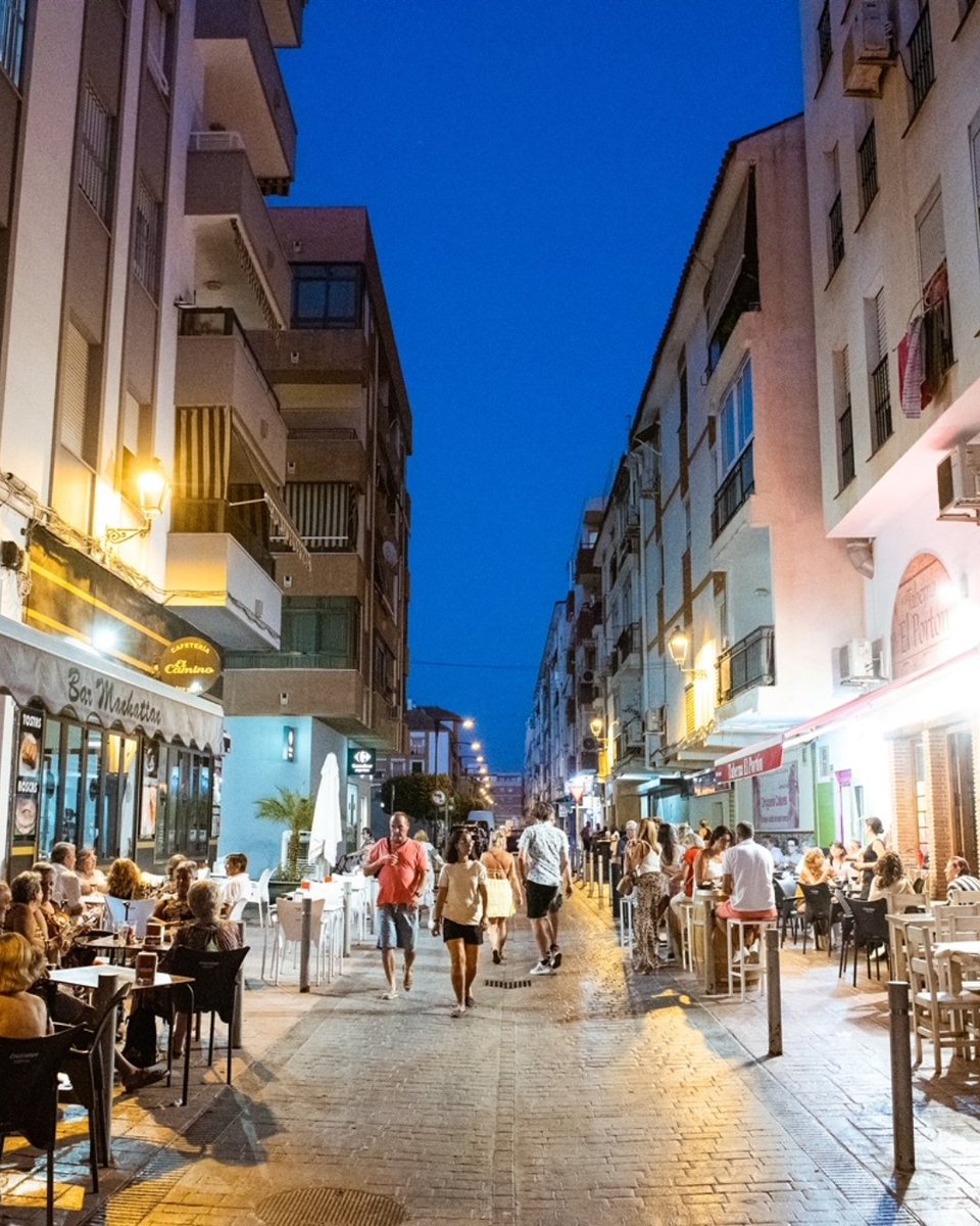 🌙✨ Cuando cae la noche, Rincón de la Victoria sigue brillando con luz propia.

🤗 Déjate llevar por su encanto, siéntate en una terraza, saborea nuestra gastronomía... y disfruta del verano como solo aquí se vive.

Rincón de la Victoria, lleno de vida 💙💛

#NochesDeVerano