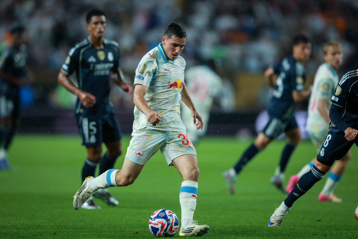 Dennis Bayer (@_dennisbayer) on Twitter photo #Sky Info: #VfB hat Interesse an Oscar #Gloukh von RB #Salzburg. Eine Alternative zu #Konstantelias. Kontakt mit Spielerseite aufgenommen. Noch keine Verhandlungen mit #RB. RBS weiß über Interesse Bescheid. Pricetag ca 20 Mio. #Ajax aktuell Favorit
<a href="/philipphinze24/">Philipp Hinze</a> <a href="/SkySport_Ben/">BenHeckner</a> #Sky Info: #VfB hat Interesse an Oscar #Gloukh von RB #Salzburg. Eine Alternative zu #Konstantelias. Kontakt mit Spielerseite aufgenommen. Noch keine Verhandlungen mit #RB. RBS weiß über Interesse Bescheid. Pricetag ca 20 Mio. #Ajax aktuell Favorit
<a href="/philipphinze24/">Philipp Hinze</a> <a href="/SkySport_Ben/">BenHeckner</a>