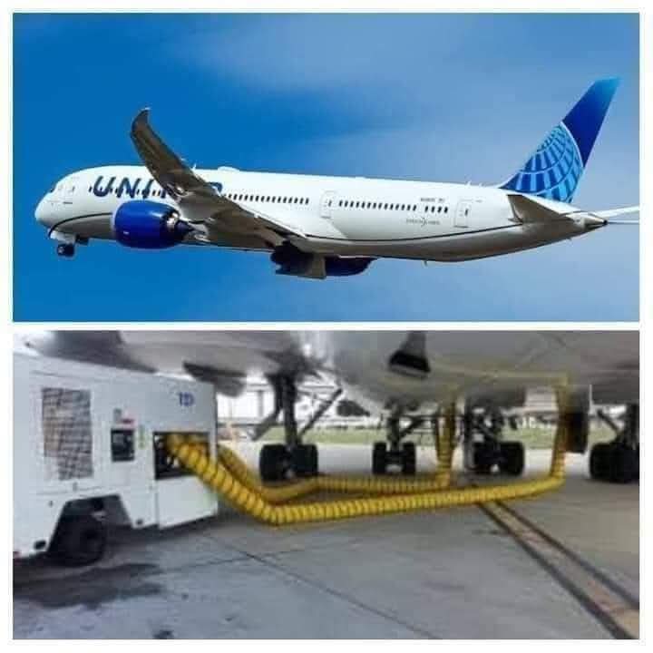 Syeda1425's tweet image. ✈️ ھوائی جہاز میں ائیرکنڈیشن نہیں ھوتا یہ بات بہت سے لوگ نہیں جانتے ہونگے، لیکن دورانِ سفر تو ھم اے سی کی بہترین کولنگ حاصل کر رھے ھوتے ہیں، لیکن یہ کس طرح ؟
آئیں آپکو بتاتے ہیں !!!
جب ھوائی جہاز گراؤنڈ پر ھوتا ھے بورڈنگ کے بعد مسافر اپنی اپنی سیٹوں پر بیٹھ جاتے ہیں اکثر یہ…