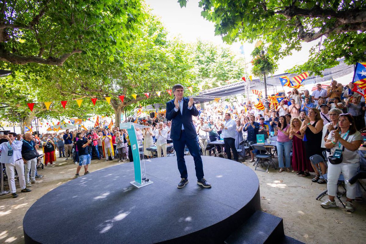 josep_rius's tweet image. 💛 5è aniversari de @JuntsXCat. 

5 anys de lluita i determinació. Amb Catalunya i Barcelona sempre al cap i al cor. 

Gràcies a tothom que heu vingut avui a Prats de Molló! Visca Catalunya!