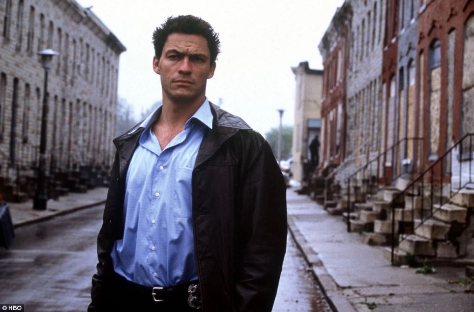 vilsonnsk1's tweet image. جيمي ماكنولتي - The Wire
 شرطي ذكي، عنيد، يحب يقود النظام… عن طريق كسره.
ما يهمه القانون بقدر ما يهمه إنه يثبت إنه أذكى واحد في الغرفة. شخصية تمشي على خط رفيع بين المثالية… والخراب الذاتي.
