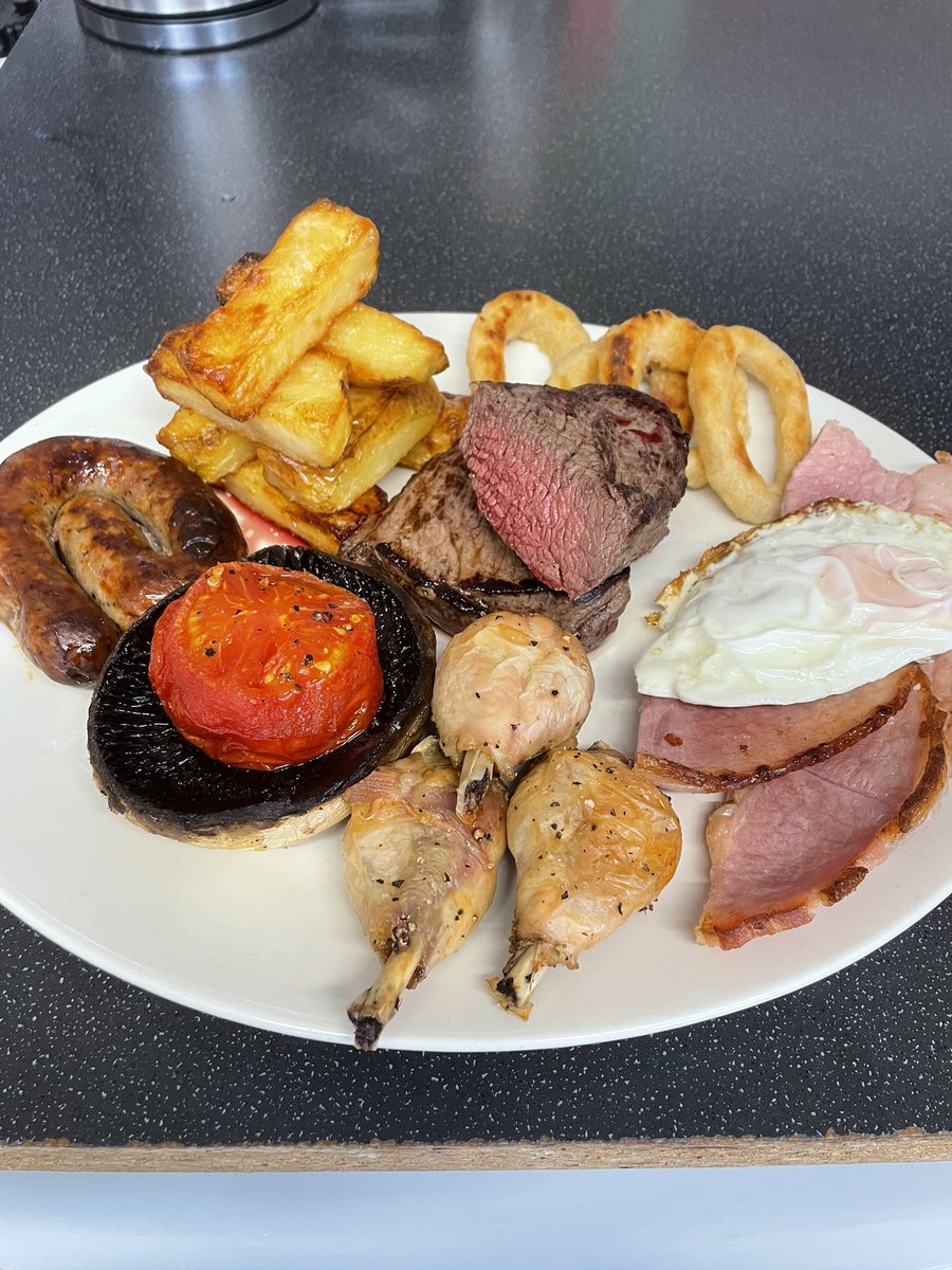 knott_phil's tweet image. Beef dripping jengas, Cumberland swirl, Tommy and mushroom, rare rump, gammon and egg 👌chicken legs and onion rings. No salad