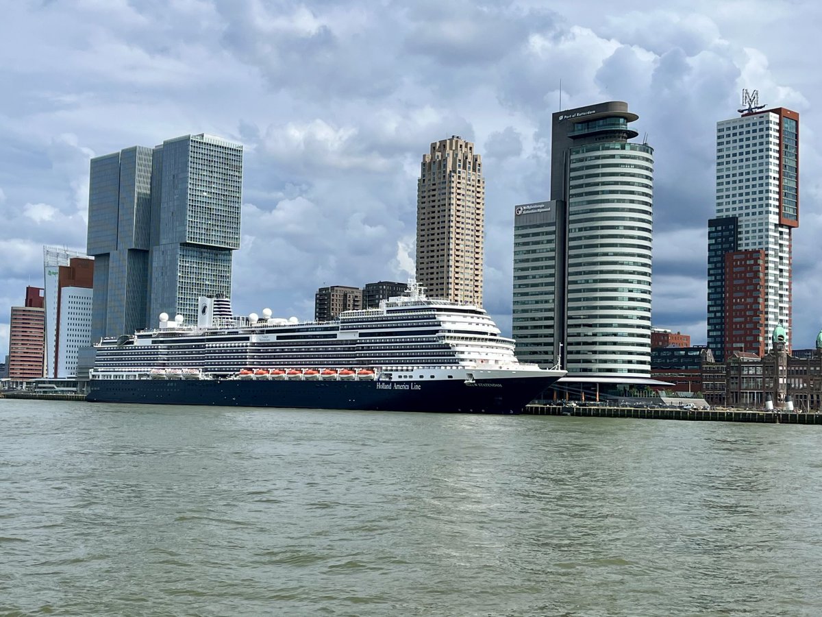 lindazoon's tweet photo. Als geboren Rotterdammert blijf ik hiervan steeds weer opnieuw van genieten .. #rotterdam #skyline @HALcruises Holland America Line #Statendam https://t.co/rVwTN8GDI1