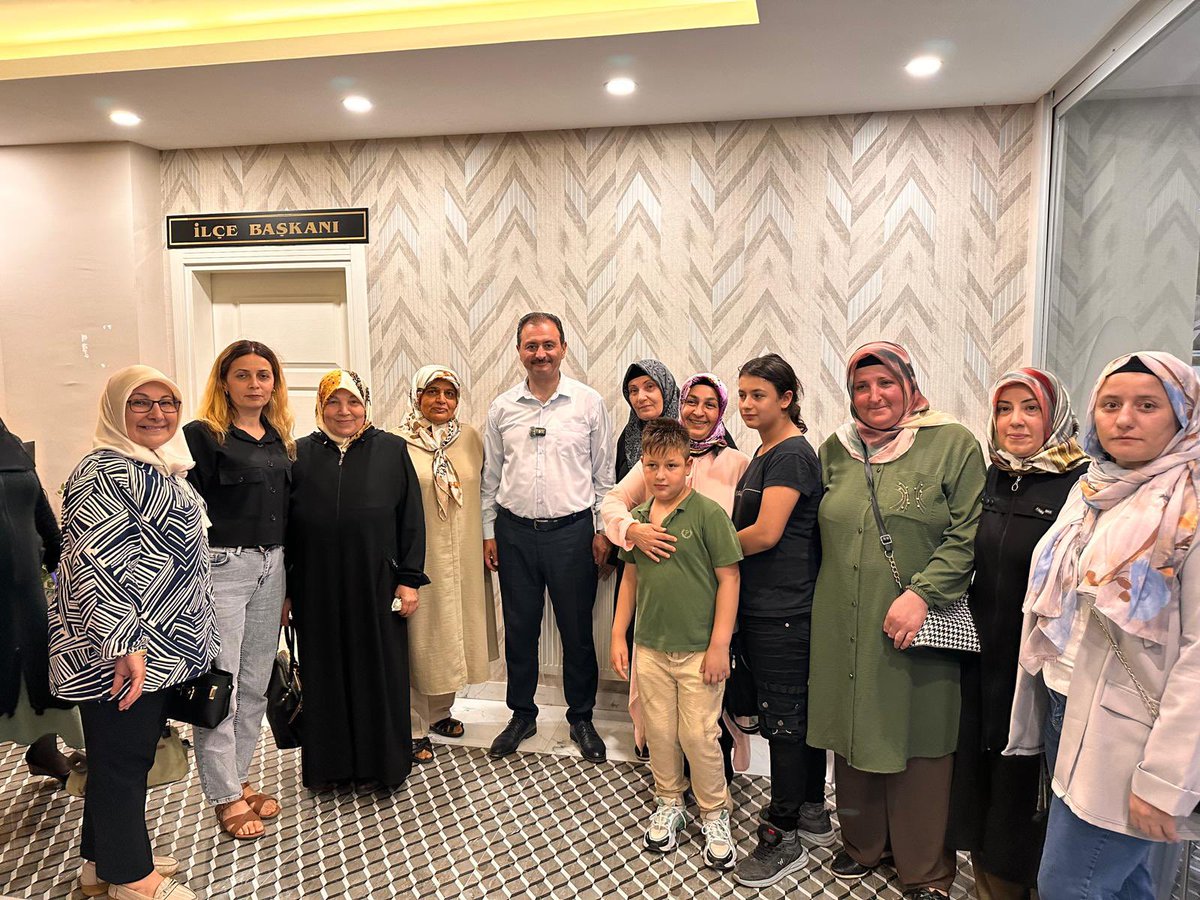 📍Zile | AK Parti İlçe Başkanlığı

Zile’mizin yarınlarına dair sözü olan, derdi olan, alın teri döken kıymetli teşkilat mensuplarımızla bir araya geldik.

İlçe Başkanımız Av. Ahmet Öcbe ve değerli yönetim kurulumuzla; gönlümüzü Zile’ye, aklımızı hizmete, irademizi milletimize