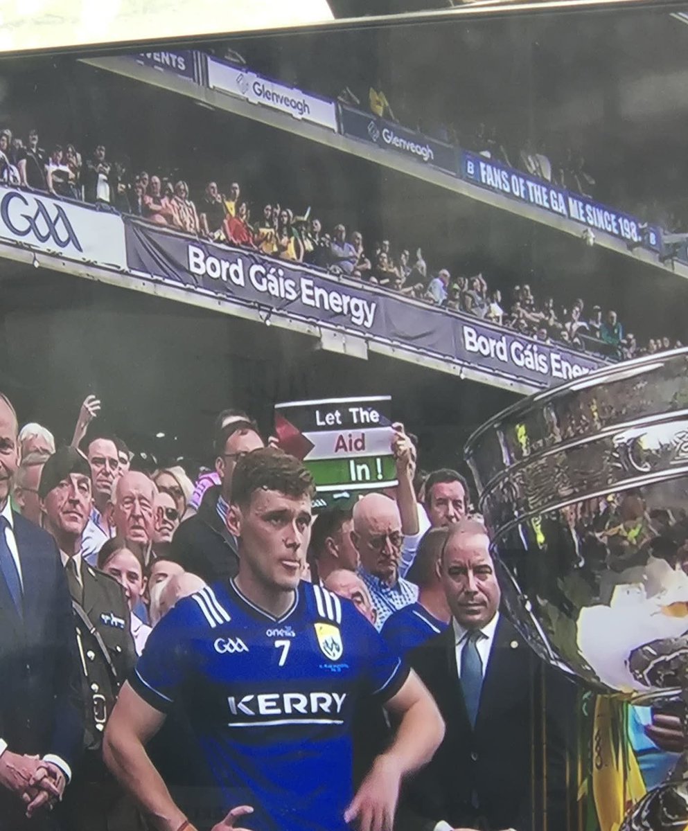 ipsc48's tweet image. 🇵🇸"Let aid in." Strong message for Palestine at the All Ireland Football Final today. #GazaGenocide #FreePalestine 🇵🇸