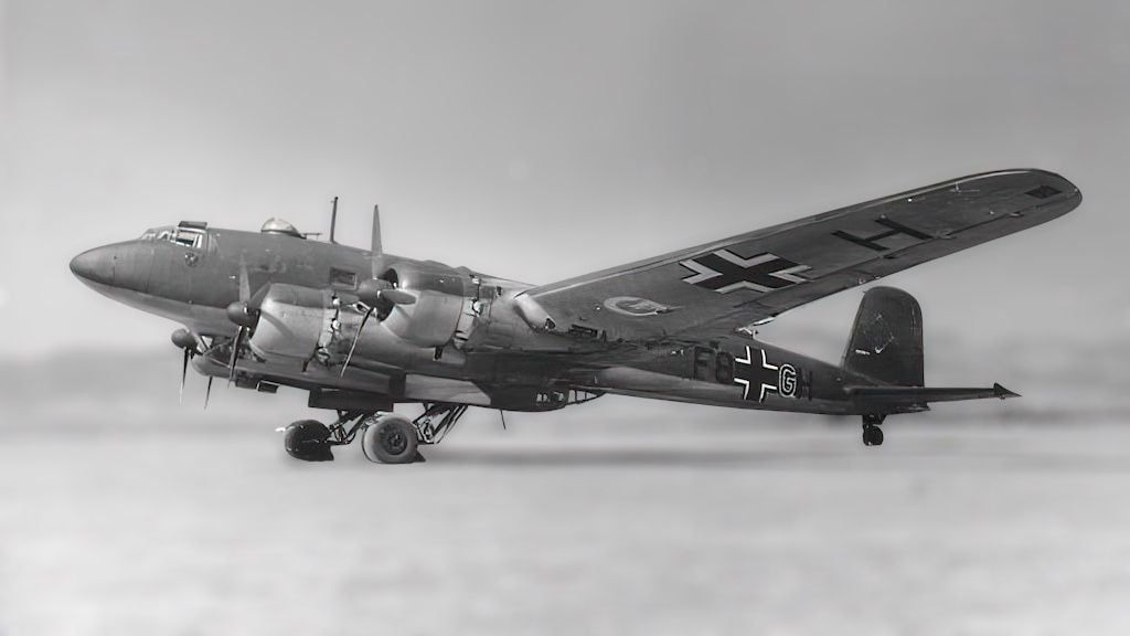 PallRay's tweet image. 1/
🇬🇧 Today is 88th anniversary of the #firstflight of the Focke-Wulf Fw 200 Condor - a civilian airliner turned maritime aircraft.

It served as an effective long-range naval bomber, but was ultimately betrayed by its civilian roots. Why? Read on and find out!

1/37 🧵