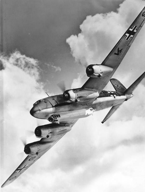 PallRay's tweet image. 1/
🇬🇧 Today is 88th anniversary of the #firstflight of the Focke-Wulf Fw 200 Condor - a civilian airliner turned maritime aircraft.

It served as an effective long-range naval bomber, but was ultimately betrayed by its civilian roots. Why? Read on and find out!

1/37 🧵