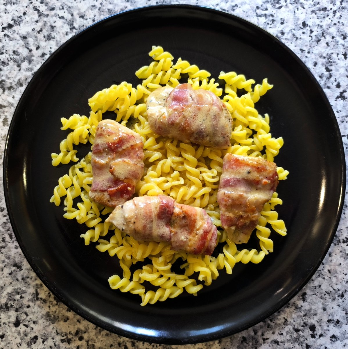 MikeKocht's tweet image. #Pute ist was Feines, wenn Qualität (Herkunft/Haltung) aus passen.
Mit #Speck umwickelt ist die Brust vor dem Austrocknen geschützt.
Teigwaren nehmen den #Rieslingrahm sehr gut auf.

mikekocht.at/2025/07/27/put…