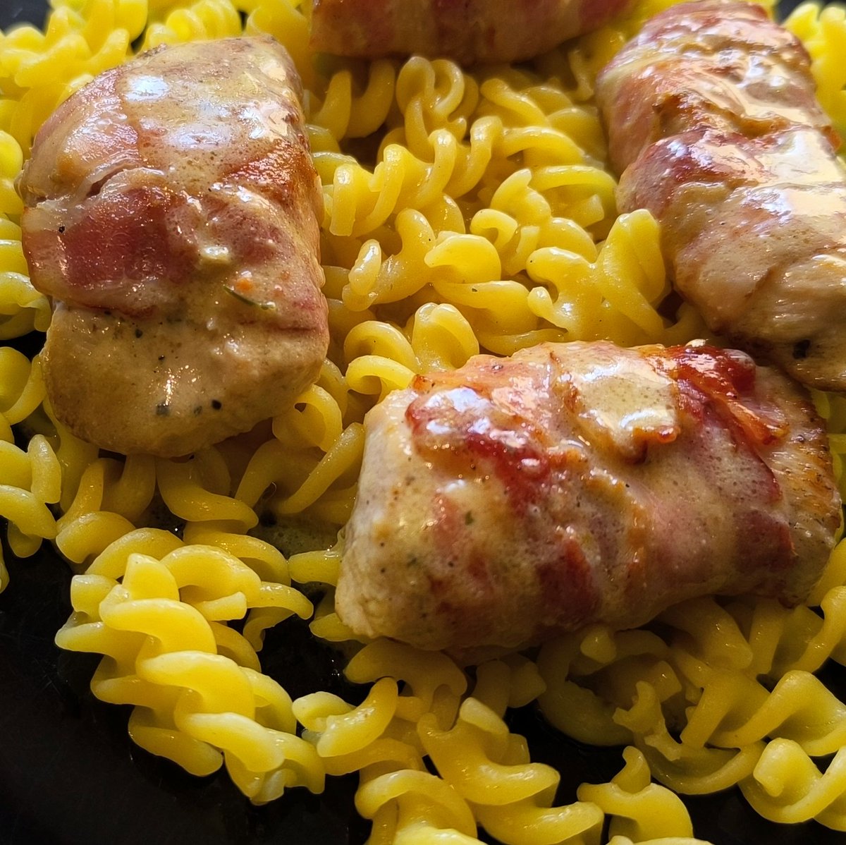 MikeKocht's tweet image. #Pute ist was Feines, wenn Qualität (Herkunft/Haltung) aus passen.
Mit #Speck umwickelt ist die Brust vor dem Austrocknen geschützt.
Teigwaren nehmen den #Rieslingrahm sehr gut auf.

mikekocht.at/2025/07/27/put…