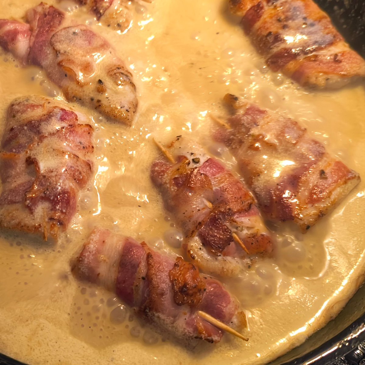 MikeKocht's tweet image. #Pute ist was Feines, wenn Qualität (Herkunft/Haltung) aus passen.
Mit #Speck umwickelt ist die Brust vor dem Austrocknen geschützt.
Teigwaren nehmen den #Rieslingrahm sehr gut auf.

mikekocht.at/2025/07/27/put…