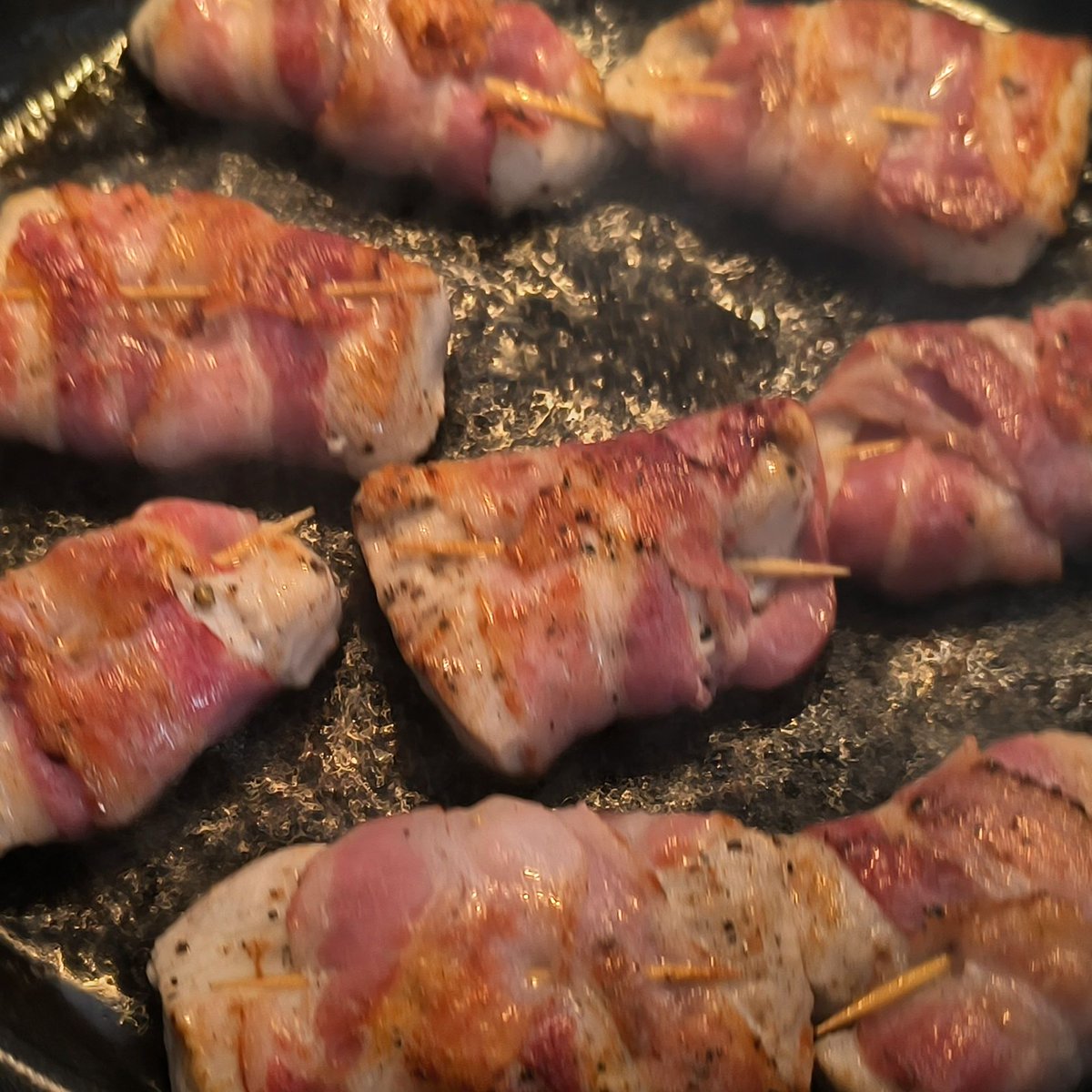 MikeKocht's tweet image. #Pute ist was Feines, wenn Qualität (Herkunft/Haltung) aus passen.
Mit #Speck umwickelt ist die Brust vor dem Austrocknen geschützt.
Teigwaren nehmen den #Rieslingrahm sehr gut auf.

mikekocht.at/2025/07/27/put…