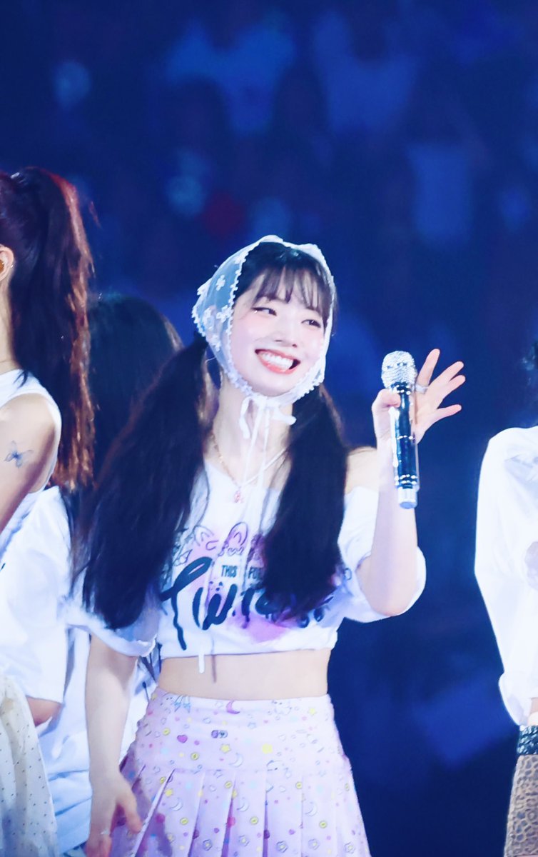 dearest_dayu's tweet image. HOW COULD PEOPLE HATE ON A BEAUTIFUL SNOWFLAKE LIKE DUBU?