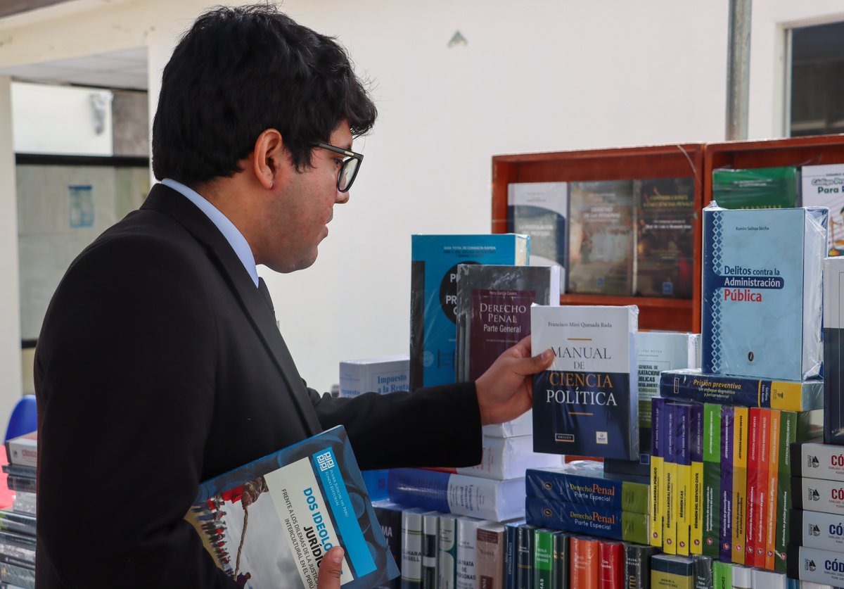 CALPERUOFICIAL's tweet image. 🔵📢 #AniversarioCAL | COLEGIO DE ABOGADOS DE LIMA INAUGURÓ LA XXVII FERIA DEL LIBRO JURÍDICO EN EL MARCO DE SU 221° ANIVERSARIO
El Ilustre Colegio de Abogados de Lima (CAL) inauguró el pasado jueves 24 de julio la XXVII Feria del Libro Jurídico, actividad emblemática que forma…