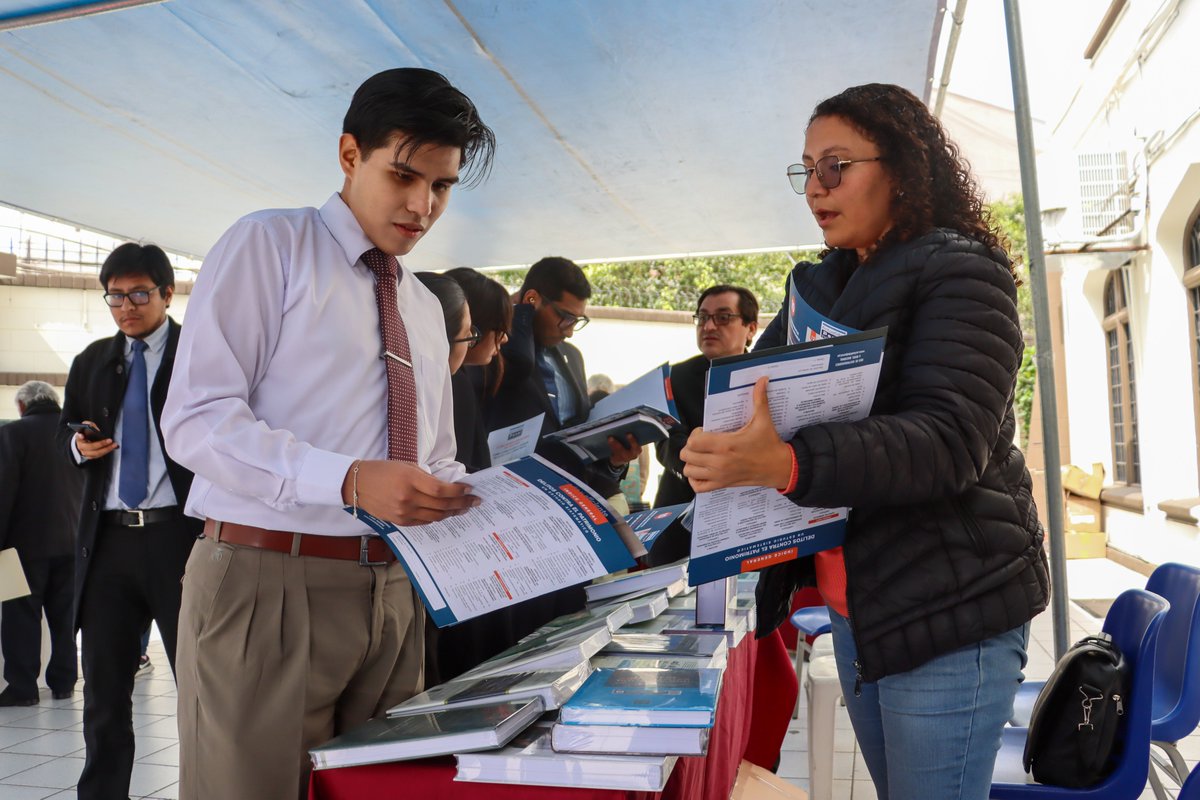 CALPERUOFICIAL's tweet image. 🔵📢 #AniversarioCAL | COLEGIO DE ABOGADOS DE LIMA INAUGURÓ LA XXVII FERIA DEL LIBRO JURÍDICO EN EL MARCO DE SU 221° ANIVERSARIO
El Ilustre Colegio de Abogados de Lima (CAL) inauguró el pasado jueves 24 de julio la XXVII Feria del Libro Jurídico, actividad emblemática que forma…