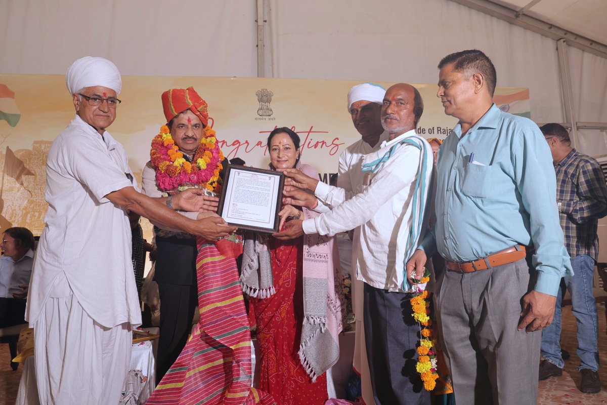 आज का दिन मेरे लिए अविस्मरणीय रहेगा।
जब मेरे जीवनसाथी श्री राजेश कुमार मीना जी, महाराष्ट्र शासन के मुख्य सचिव के रूप में अपने गृहनगर सवाई माधोपुर में अपनों के बीच खड़े सबसे स्नेह, सम्मान और आशीर्वाद प्राप्त कर रहे थे, तब मैं हर मुस्कान में अपनापन, हर दृष्टि में आशीर्वाद और