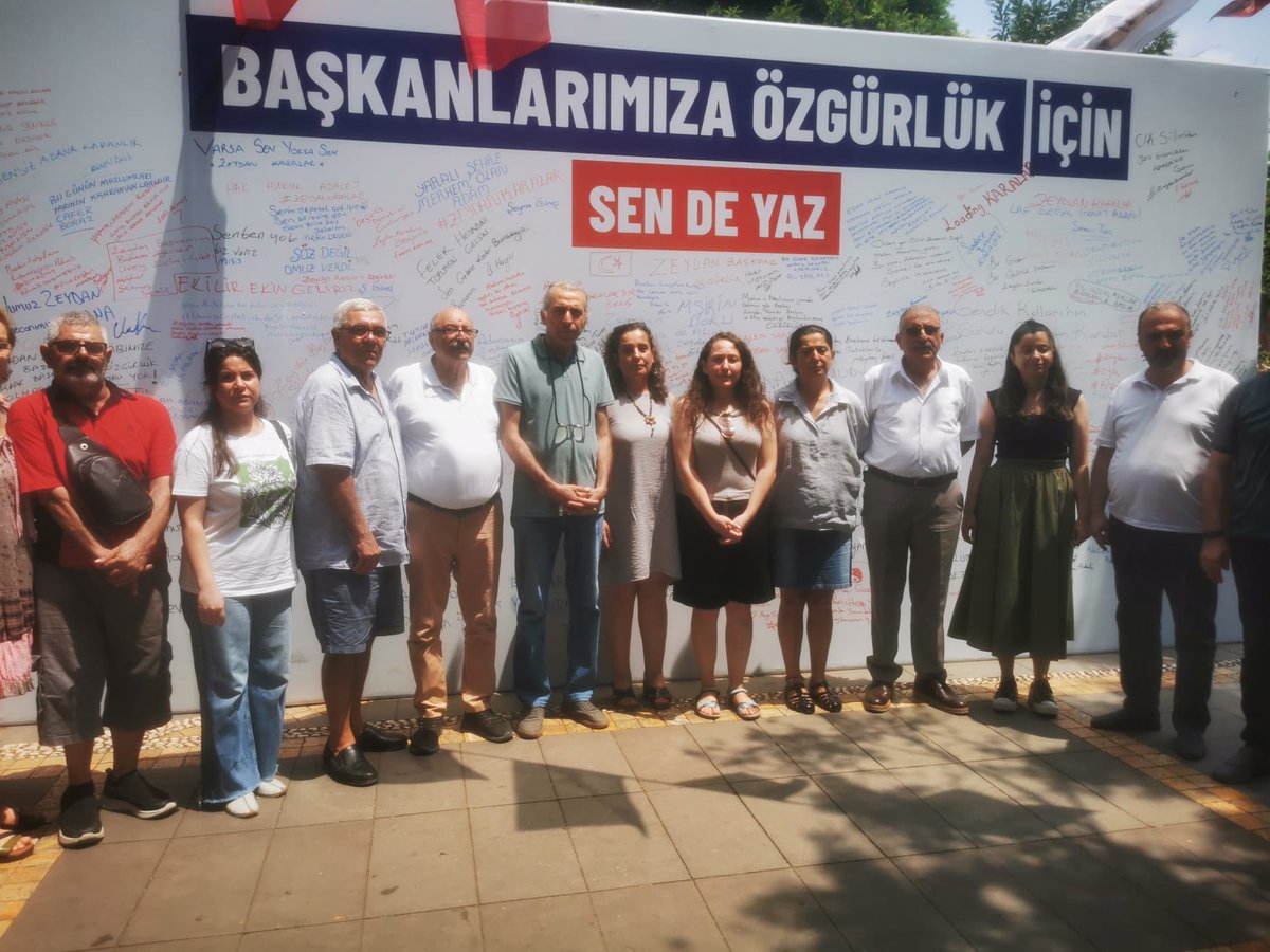 İl gezileri kapsamında Adana’da bulunan Genel başkanımız Nebiye Merttürk, MYK üyemiz Çiğdem Serin ve Adana Halkevi yöneticilerimizle birlikte Adana Büyükşehir Belediye Başkanı Zeydan Karalar ve tutsak belediye başkanlarının özgürlüklerine kavuşması için Adana Büyükşehir