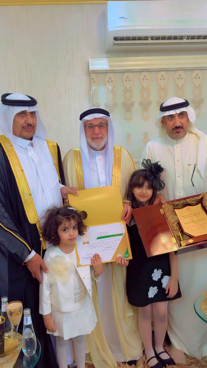 TUmoments's tweet photo. كرّمت #جامعة_الطائف الدكتور ياسر بن عبدالله الطويرقي (رحمه الله) في لفتة إنسانية تعبّر عن الوفاء بمناسبة ترقيته إلى رتبة “أستاذ مشارك” والتي استحقها عن جدارة بعد مناقشة ملف ترقيته قبل وفاته.
وقام سعادة رئيس الجامعة الأستاذ الدكتور يوسف بن عبده عسيري بزيارة منزل أسرة الفقيد؛ يرافقه سعادة وكيل الجامعة للدراسات العليا والبحث العلمي الدكتور خالد بن عبدالله السواط وعميد كلية العلوم الدكتور عبدالله الشريف ورئيس قسم الفيزياء الدكتور علي الكثيري ، حيث تم تسليم شهادة الترقية ودرع تذكاري في مشهد مؤثّر عبّر عن عميق التقدير.
ويأتي هذا التكريم تجسيداً لحرص الجامعة على الاحتفاء بمنسوبيها وتقدير عطائهم واعترافاً بإسهاماتهم وجهودهم المتميزة.