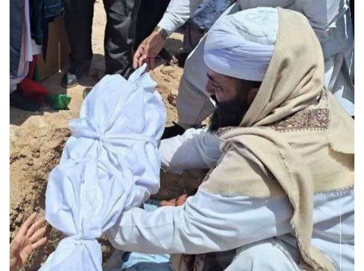 parmis92's tweet image. مراسم تشییع و خاکسپاری کودک شهید
نوید بلوچ شیر محمدی 😭😭😭😭
جیش الظلم بلوچ نیستند جیش الظلم
سربازان نتانیاهو و ترامپ هستند
بلوچ مرد است بلوچ کودک نمیکشد