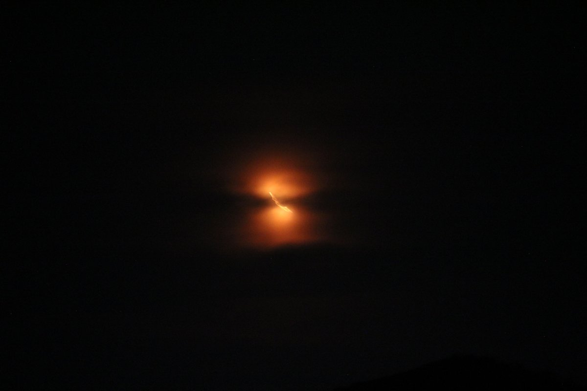 MojaveSpotter's tweet image. Bad camera + low light conditions make for an interesting photo.