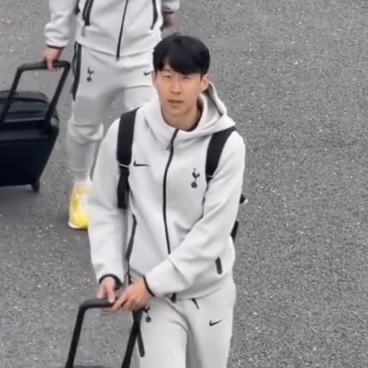 kin_da__'s tweet image. 후드모자 또 한쪽으로 쏠려잇음 영원히..... 
아 ㄱㅇㅇ