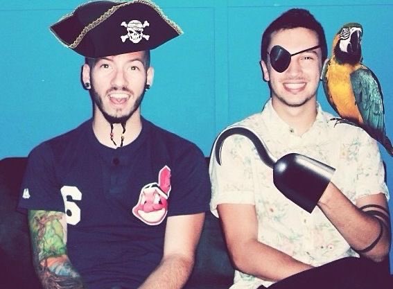 starrswillfade's tweet image. just found this picture on Pinterest why the fuck did someone photoshop them to be pirates