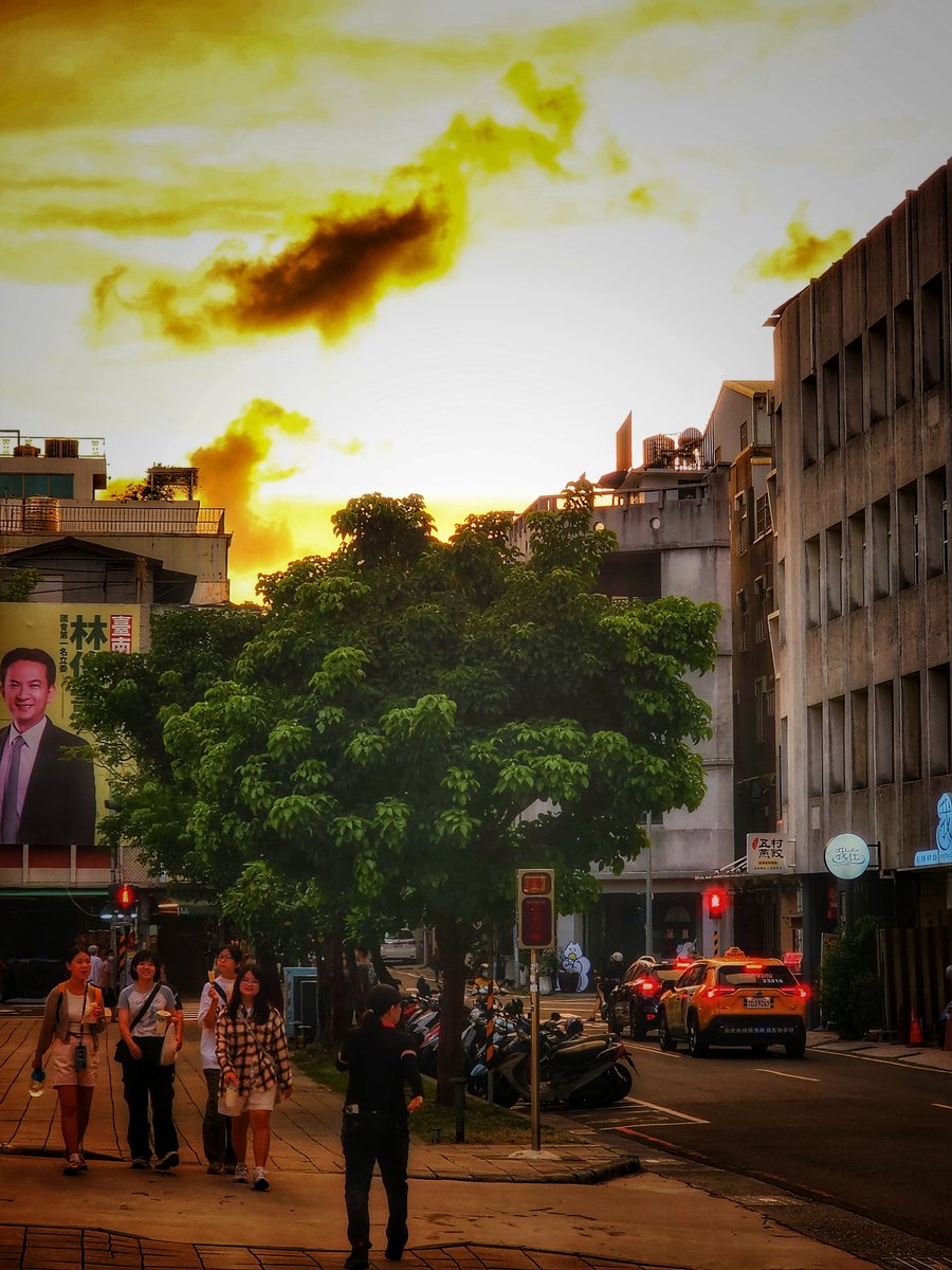 twilight street 

#originalartwork #Taiwan #evening #streetphotography 
©️skinskin