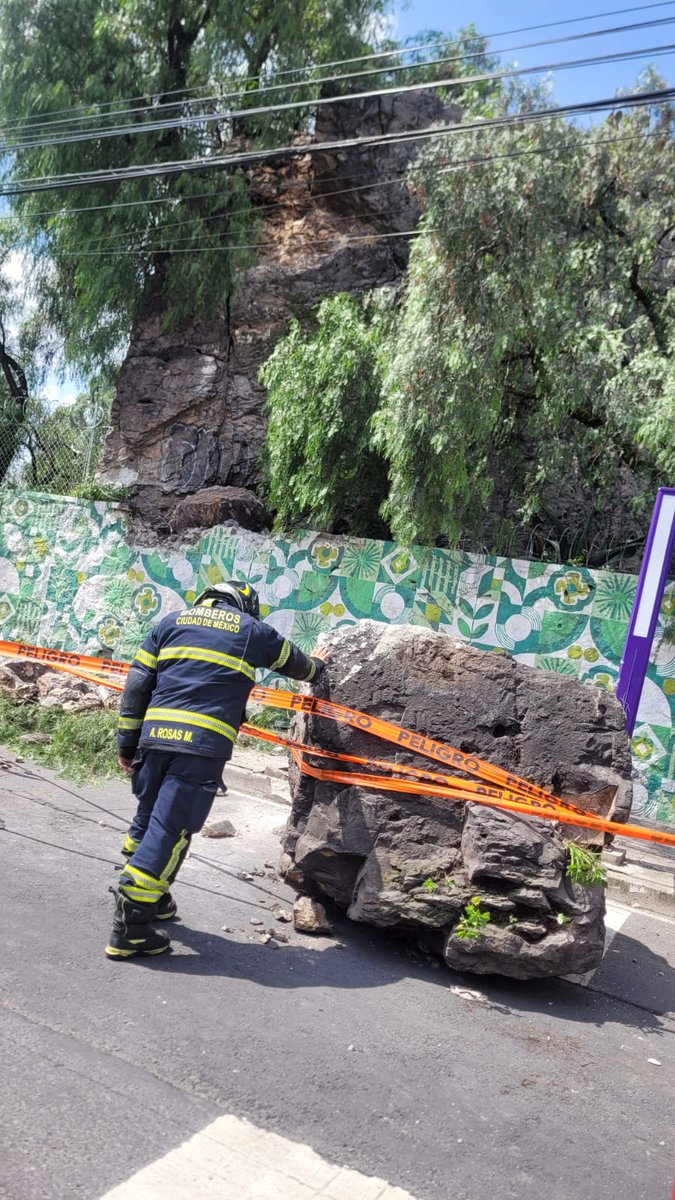 luismiguelbaraa's tweet image. Cantera y Miguel Hidalgo allá por los rumbos de la colonia Martín Carrera en GAM caída de una roca de gran tamaño. Una persona lesionada. Precaución
