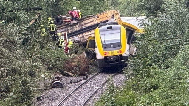 tecas2000's tweet image. Earlier today, a passenger train derailed in the Biberach district of southwestern Germany's Baden-Württemberg. Emergency crews responded to the scene in a remote, wooded area.
According to reports, several people have been injured. The exact number of injuries and their severity…