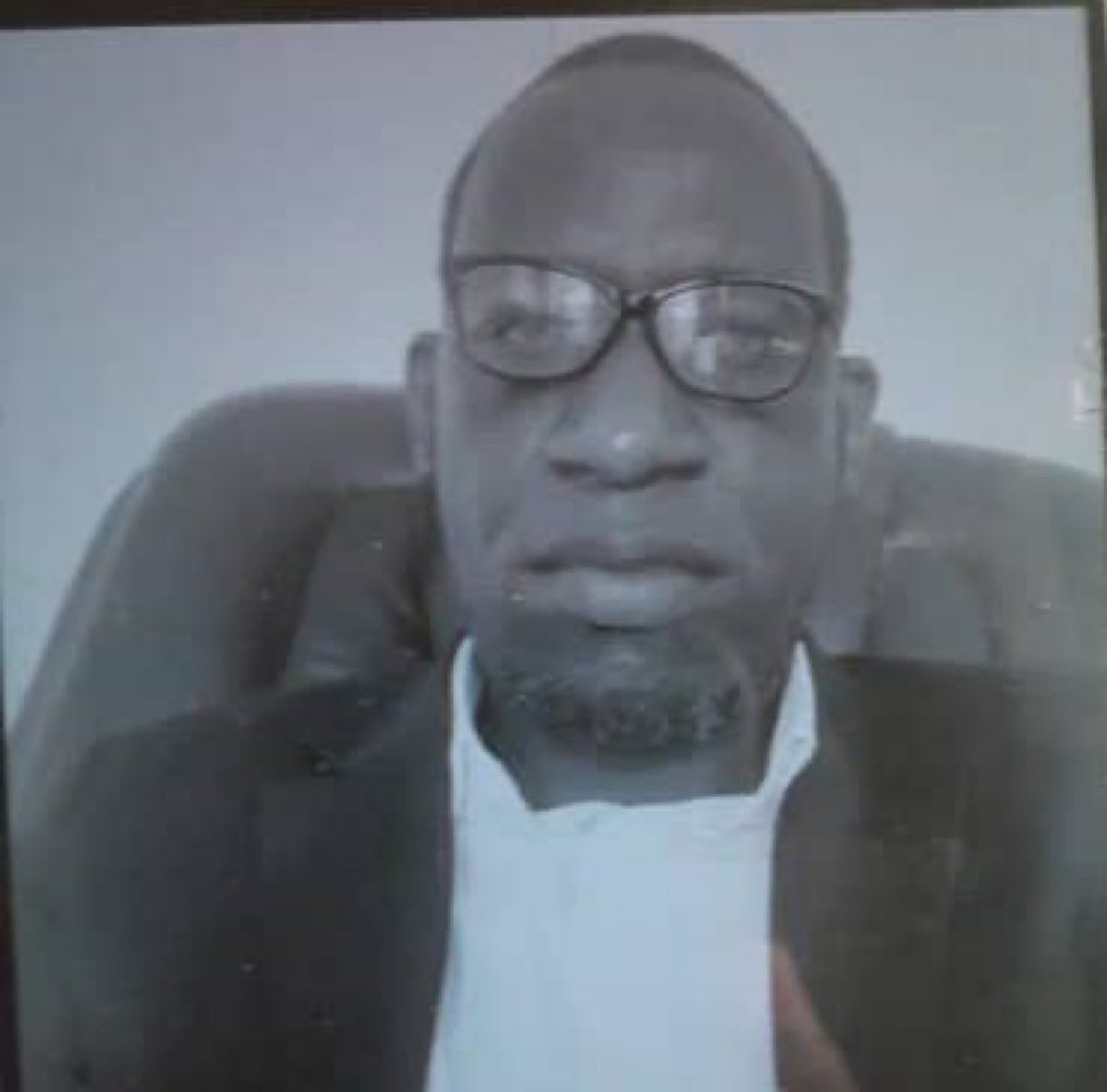 kivuutile's tweet photo. Bujumbura 
Arrestation arbitraire d’un réfugié Banyamulenge au Burundi
Après une série de discours haineux diffusés par un soi-disant pasteur nommé Mbayaga, sur plusieurs chaînes YouTube, appelant ouvertement les autorités burundaises à arrêter les membres de la communauté Banyamulenge – en particulier leurs représentants – les premières arrestations ont commencé.
Selon des sources fiables, RUBONEKA Laurent, rescapé du génocide contre les Banyamulenge à Gatumba en 2004, a été arrêté arbitrairement ce matin par les services de sécurité burundais.
Depuis 2004, M. Ruboneka vit à Bujumbura en tant que réfugié, sans jamais pouvoir retourner sur les terres de ses ancêtres en République démocratique du Congo. Il est secrétaire de l’association Shikama, qui regroupe les Banyamulenge vivant au Burundi, ainsi que représentant de la Gatumba Foundation, une organisation regroupant les survivants du massacre de Gatumba.
Ce matin, sa résidence a été encerclée par la police burundaise et des agents du service de renseignement (SNR). Il a été emmené de force, sans mandat d’arrêt, et sans la moindre base légale.
Selon nos sources, cette arrestation serait liée à une campagne de désinformation visant les Banyamulenge, propagée en ligne à travers des vidéos incitant à la haine.
Plus inquiétant encore, des sources locales affirment que cette opération serait coordonnée avec des agents venus de Kinshasa, chargés d’identifier et d’enlever les jeunes Banyamulenge réfugiés au Burundi.
Le seul “crime” de Ruboneka Laurent : être Tutsi et défendre une communauté marginalisée et persécutée depuis des décennies en RDC 
Cette arrestation soulève de graves inquiétudes quant à la sécurité de tous les réfugiés Banyamulenge au Burundi.
Elle met en lumière les risques réels liés à la propagande de haine en ligne, restée impunie jusqu’à présent, et désormais instrumentalisée pour cibler une communauté déjà fragilisée.
Nous appelons :
•@Le_HCR , les ONG de défense des droits humains,@hrw @amnesty @US_Emb_Burundi @SOSMediasBDI et les organisations de la société civile à intervenir d’urgence ;
•Le gouvernement burundais à respecter ses engagements internationaux en matière de protection des réfugiés @NtareHouse @GeneralNeva @ButoyiEvelyne @MofaQatar_EN @afcongo @twirwaneho