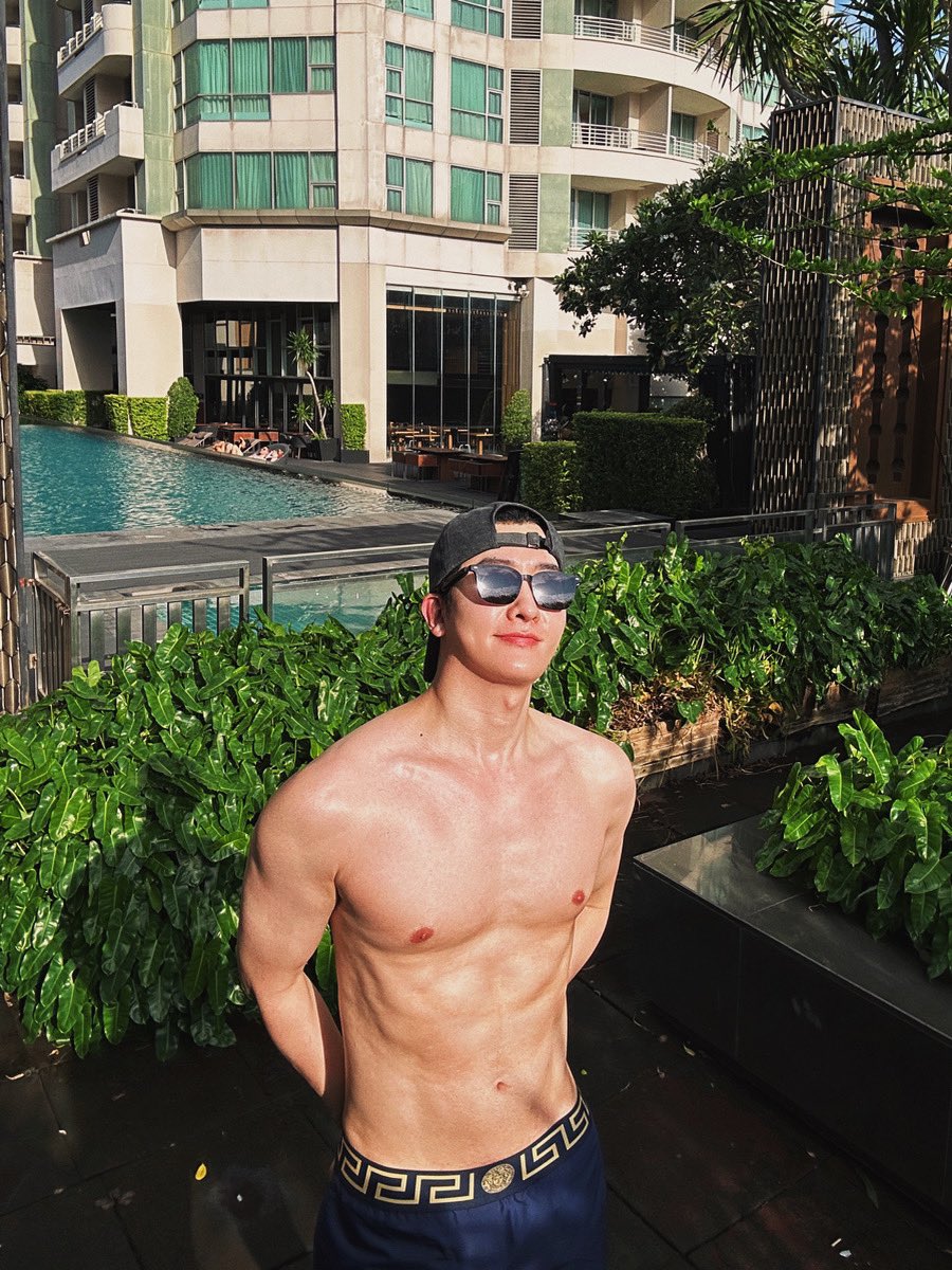fallingfl0wers's tweet image. this man