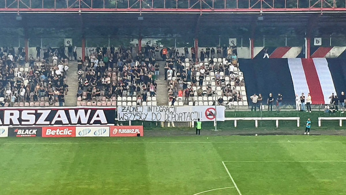 _joannalesnicka's tweet photo. Jako kibicka Polonii Warszawa oczekuję od władz klubu @Polonia1911 odpowiedniej reakcji w sprawie ksenofobicznych haseł widocznych na trybunach oraz wykrzykiwanych podczas meczu #POLTYC.

„Naszą misją jest budowa najbardziej otwartego […] klubu w Polsce”.

#CzarniKulturalni https://t.co/KtVVMyP2xH