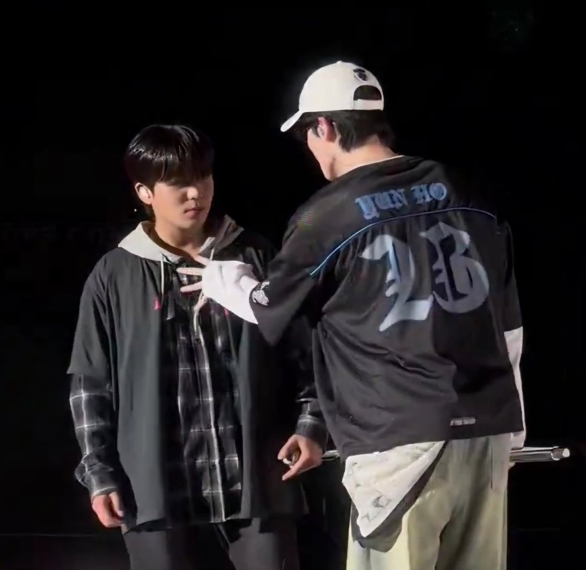 2hoCrumbs's tweet image. 250726 | ATEEZ : IN YOUR FANTASY in Chicago | 2ho 

귀여운 곰돌 심장이 POP POP 😍😍

#윤호 #종호 #투호 #에이티즈 #YUNHO #JONGHO #2HO #ATEEZ @ATEEZofficial #ATEEZinChicago