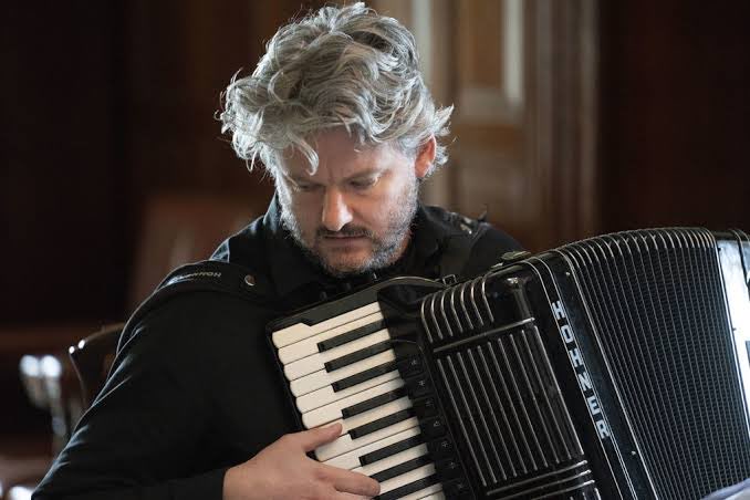Fionntán de Brún (@fionntandeb) on Twitter photo Lúcháir orm labhairt ag seoladh ‘Gealach na gCuanta’, albam nua agus leabhar le <a href="/Doimnic/">Doimnic Mac Giolla B</a> Mac Giolla Bhríde ag Scoil Samhraidh <a href="/MhicReachtain/">Cumann Cultúrtha Mhic Reachtain</a> Léargas iontach ar stair an traidisiúin sa leabhar agus an ceol féin ar fheabhas Éireann. Ar fáil anois! Lúcháir orm labhairt ag seoladh ‘Gealach na gCuanta’, albam nua agus leabhar le <a href="/Doimnic/">Doimnic Mac Giolla B</a> Mac Giolla Bhríde ag Scoil Samhraidh <a href="/MhicReachtain/">Cumann Cultúrtha Mhic Reachtain</a> Léargas iontach ar stair an traidisiúin sa leabhar agus an ceol féin ar fheabhas Éireann. Ar fáil anois!