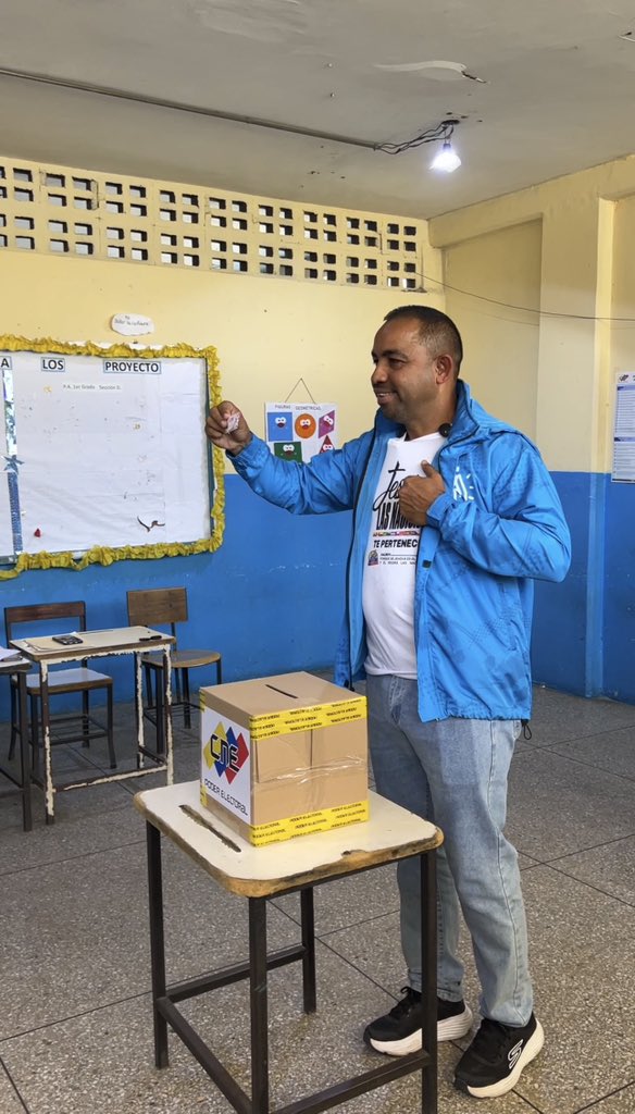 #OrienteDecide 🗳️ |  El candidato a la alcaldía del municipio Sucre por el Gran Polo Patriótico «Simón Bolivar», Pedro Figueroa, ejerció su derecho al voto e hizo un llamado a la ciudadanía a participar en la jornada.

#EleccionesMunicipales