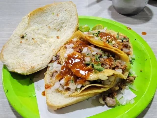 cronicabanqueta's tweet image. Y TÚ QUÉ PREFIERES... ¿EN TACO O EN TORTA?
Dicen que nosotros, los mexicanos, nos comemos todo ya sea en taco o en torta y la verdad es que nuestra gastronomía está adaptada para hacerlo en cualquiera de las dos formas. Aunque hay guisados que son mejor en taco y otros en torta.