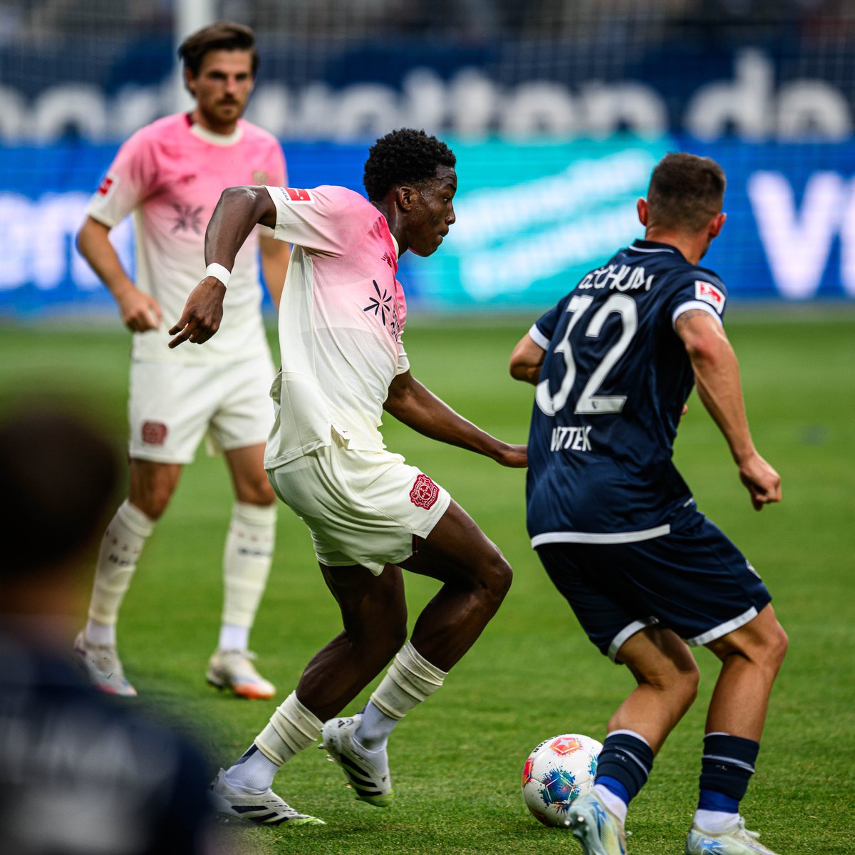 bayer04_es's tweet image. ¡1⃣5⃣ para el final! ⌛️
⌚️ 75' | #BOCB04 (0-2)
#SomosBayer04 🖤❤️
