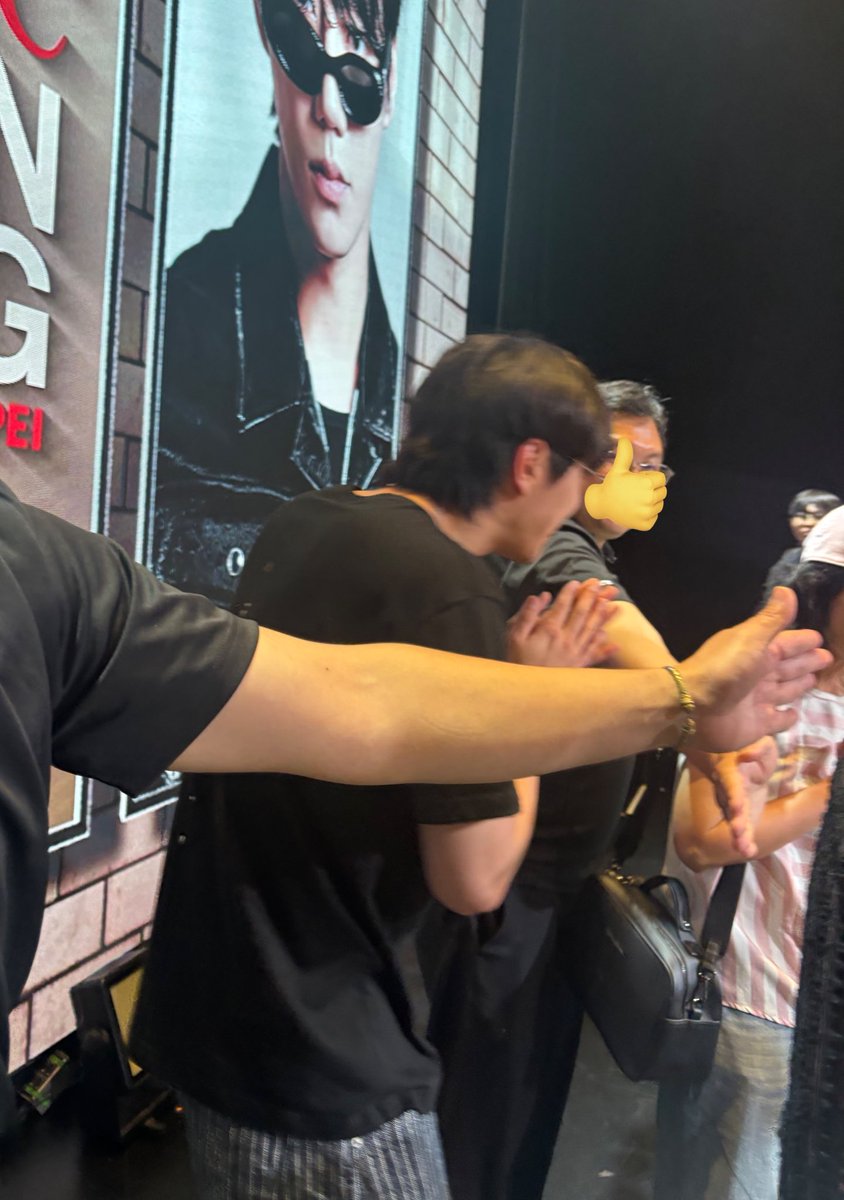 bbnya0's tweet image. 이준영 좋앗던 점 말하라면 너무 많은데
단체사진 찍은후에 다음사진 찍어야돼서 정신없을 텐데도 나포함 휀걸들 저멀리 공연장 밖에 나갈때까지 지켜봐주다가 나가기전에 손흔드니까 준영이두 같이 손흔들어주면서 인사해줬다..😭😭😭
너무너무귀엽고차카니야..