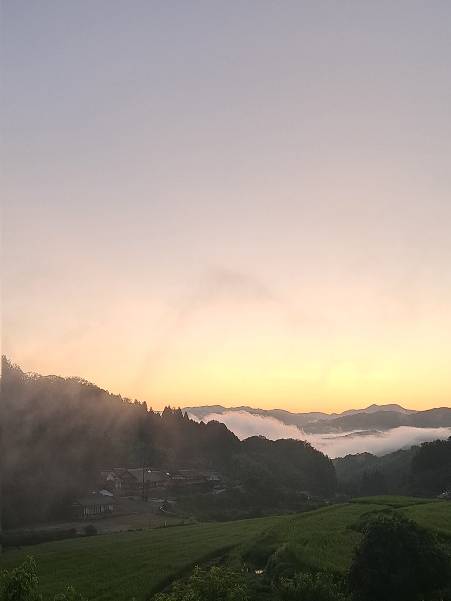 MitsuyaKohno's tweet image. おはようございます☀️😃❗
真夏の雲海を花桃の里よりお届けします😊
今日も暑くなりますが、はりきっていきましょう!😆👍️❤️