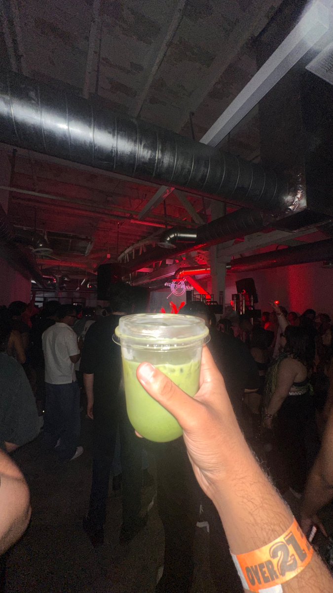 ViralManager's tweet image. at a rave rn
it started at 10
"techno & matcha"
and they said la is dead