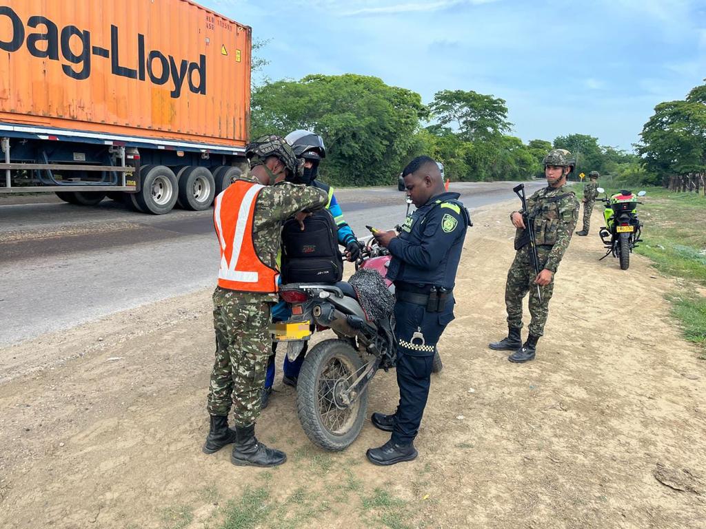 Ejercito_Div1's tweet image. Como parte de las acciones para fortalecer la seguridad ciudadana, soldados del Batallón de Infantería N.°5 de la #SegundaBrigada, en coordinación con la @PoliciaDEMAG, trabajan de manera coordinada para brindar seguridad en el municipio de Plato, #Magdalena, con el objetivo de…