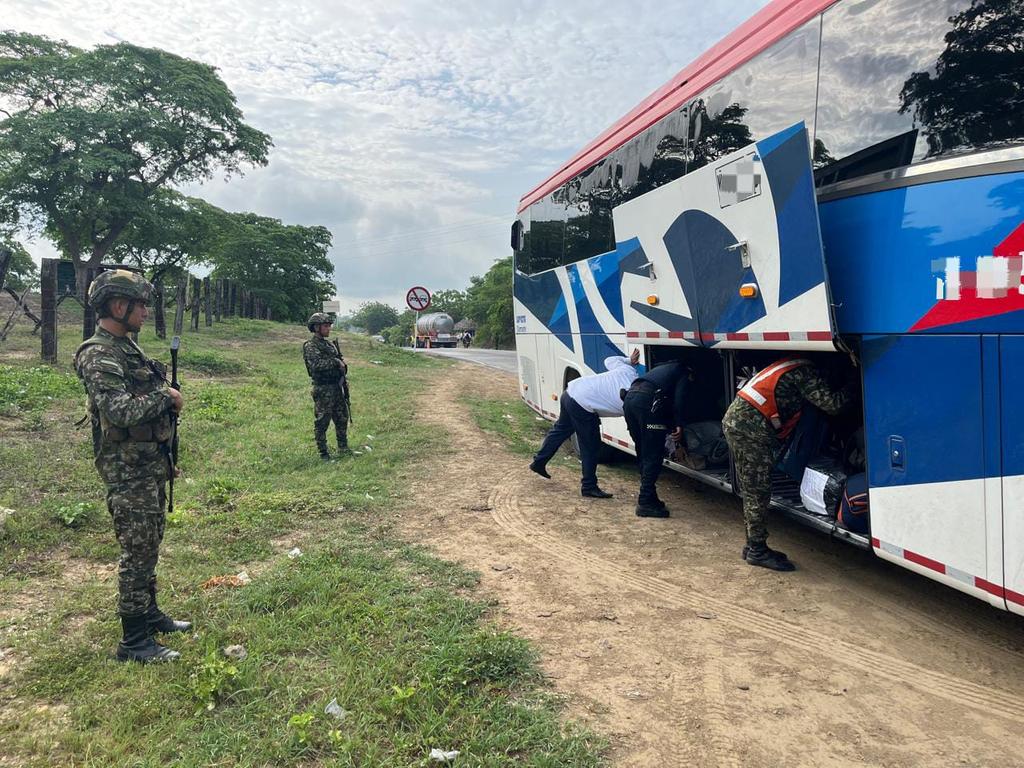 Ejercito_Div1's tweet image. Como parte de las acciones para fortalecer la seguridad ciudadana, soldados del Batallón de Infantería N.°5 de la #SegundaBrigada, en coordinación con la @PoliciaDEMAG, trabajan de manera coordinada para brindar seguridad en el municipio de Plato, #Magdalena, con el objetivo de…