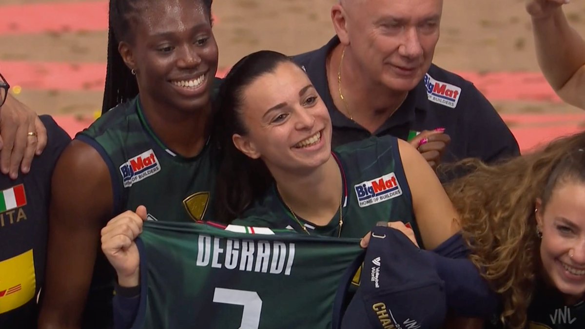 alemichstan's tweet image. they brought alice degradi's jersey with them for the photo ๐ฅน
get well soon, alice!