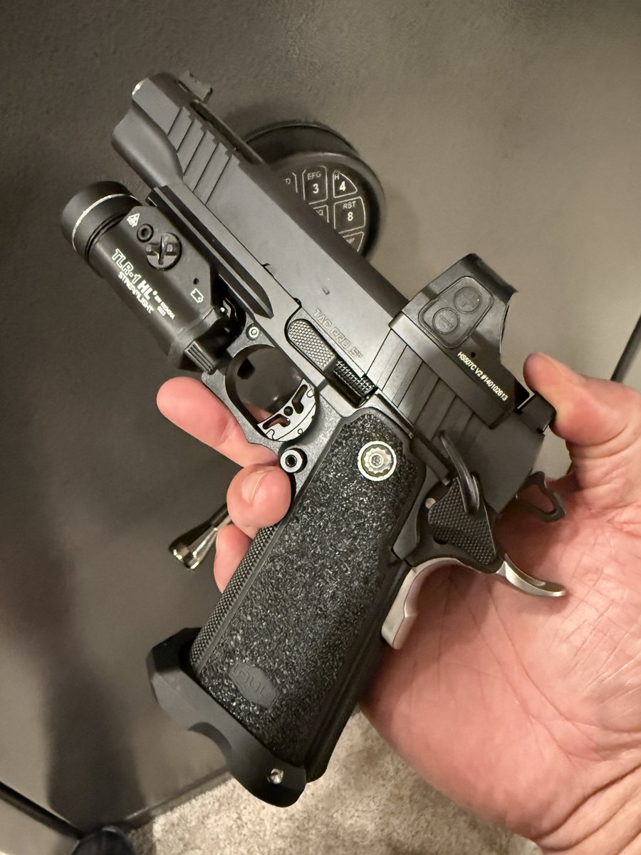 Guns_Gadgets's tweet image. Hanging with my @Bul_Armory Tac Pro as I try to patiently wait for the Tac Comp. Patiently waiting…kinda. 🥹🤣
#bularmory #2011 #ds1911 #1911 #2311 #9mm #taccomp #tascpro
