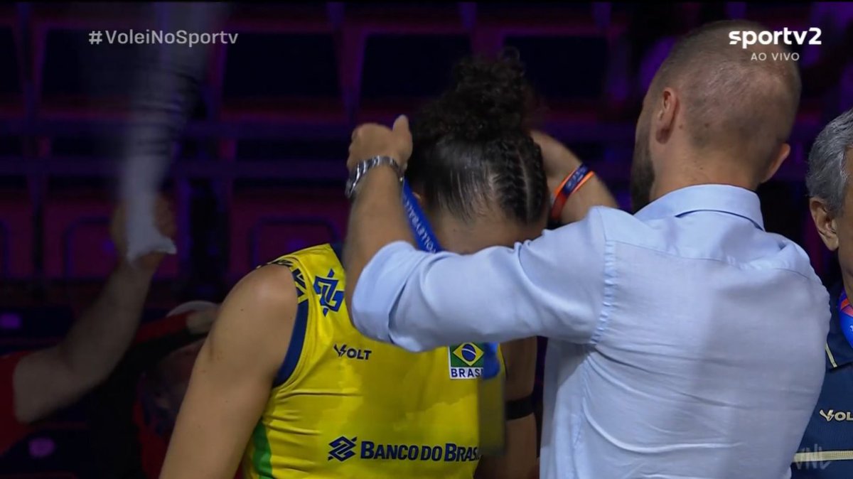 centralreality's tweet image. As meninas da seleção brasileira de vôlei recebendo a medalha de prata pelo segundo lugar na Liga das Nações. #VoleiNoSporTV