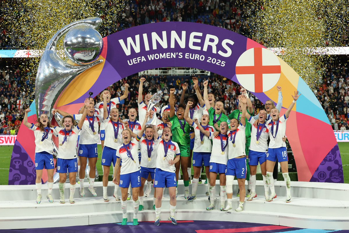 RedReveal's tweet image. Well, that was something! England are back-to-back European Champions! 🏆

🔴🏴󠁧󠁢󠁥󠁮󠁧󠁿 Well done to our Red #Lionesses, @MayaLeTissier, Grace Clinton, @ellatoone99 &amp;amp; their teammates!

What a team.

#mufc #MUWomen #WEURO2025