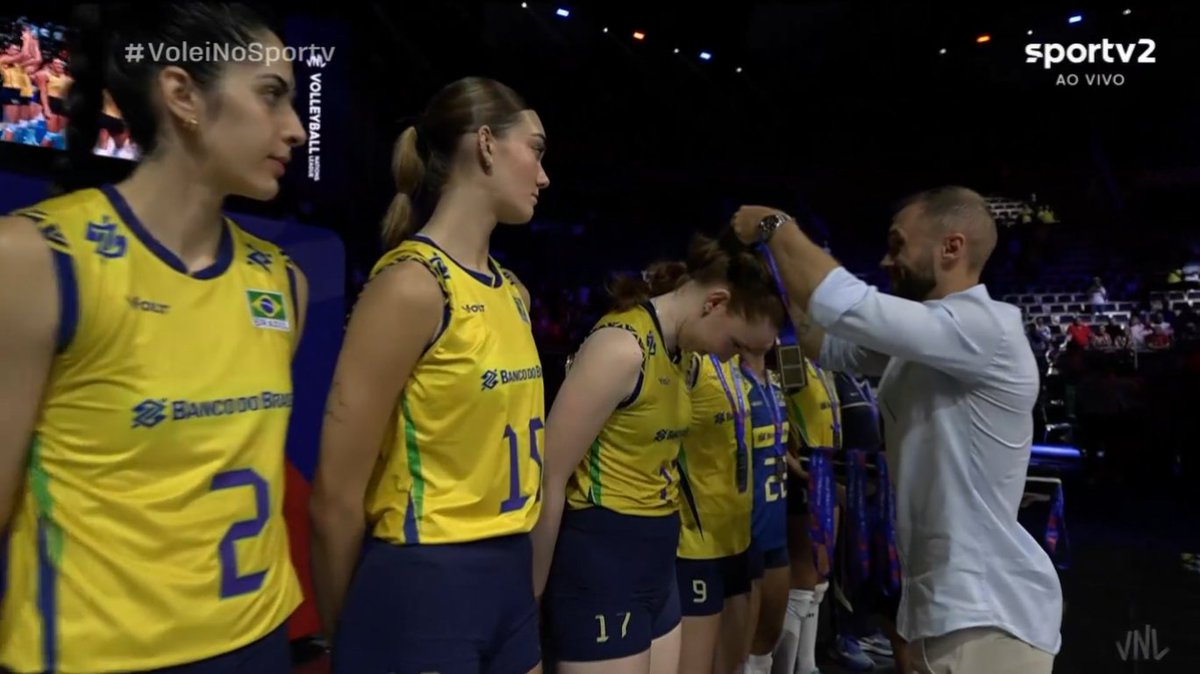centralreality's tweet image. As meninas da seleção brasileira de vôlei recebendo a medalha de prata pelo segundo lugar na Liga das Nações. #VoleiNoSporTV